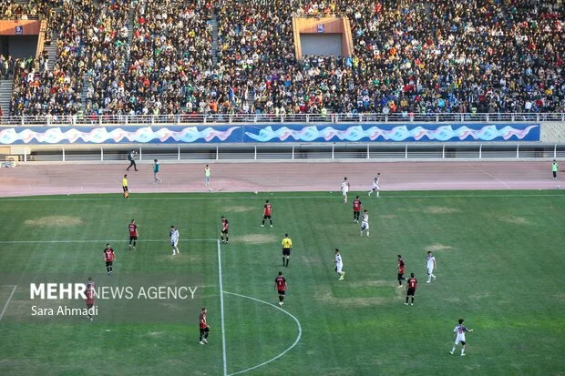 هواداران ابومسلم ثامن با شور و هیجان بی‌نظیر ورزشگاه امام رضا(ع) را فرا گرفتند!