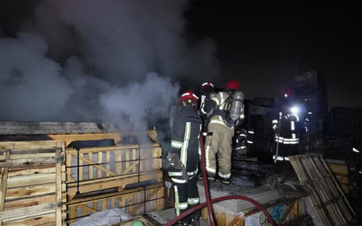 آتش‌سوزی مهیب در کارگاه نجاری قلعه‌میر؛ آتش‌نشان‌ها چگونه از فاجعه جلوگیری کردند؟