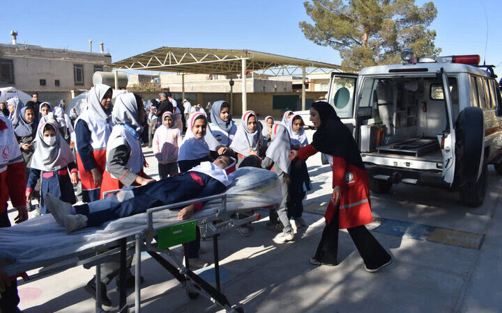 مانور زلزله در ۵ مدرسه سملقان؛ دانش‌آموزان در شرایط واقعی بحران قرار گرفتند!