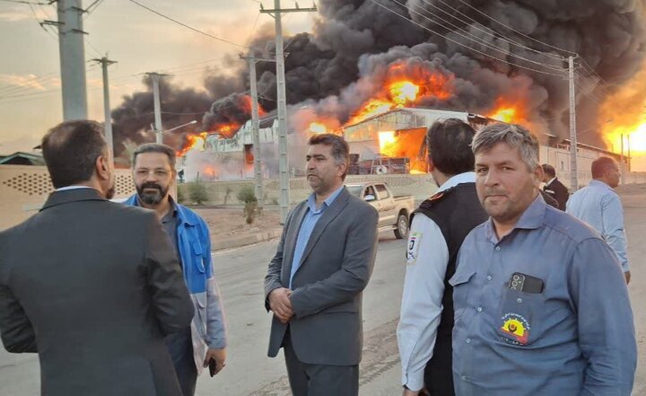 آتش مهیب در سه واحد تولیدی اشکذر؛ آتش‌نشانان در نبردی نفس‌گیر با شعله‌ها