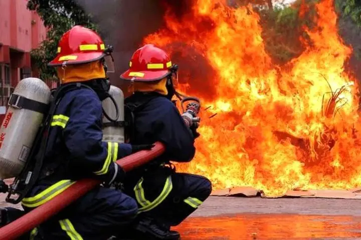 آتش‌سوزی هولناک در کارگاه نقاشی خودرو اصفهان؛ مهار در دقیقه‌های بحرانی!