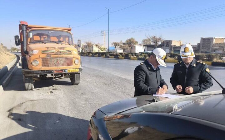 کامیونی با ۳۰۶ میلیون ریال خلافی در محور اراک توقیف شد؛ راننده شوکه شد!