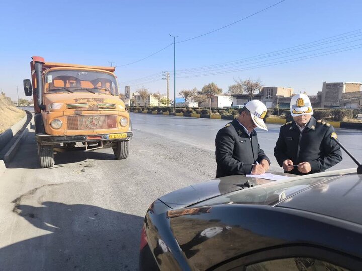 کامیونی با ۳۰۶ میلیون ریال خلافی در محور اراک توقیف شد؛ راننده شوکه شد!