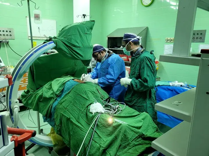 نجات معجزه‌آسا دختر 11 ساله کاشانی از توده عظیم مو در معده!