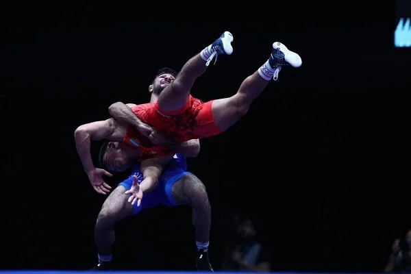 دو پیروزی جنجالی کشتی‌گیران روس در فینال لیگ آزاد؛ واکنش‌های تماشاگران چه بود؟
