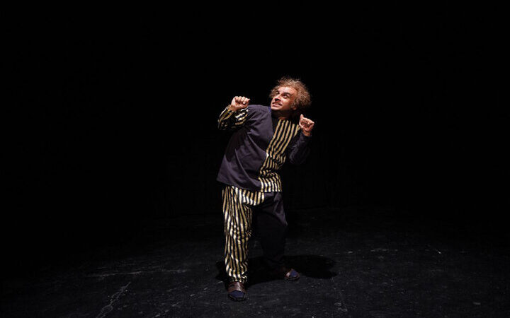 نمایشی که مخاطب را به دنیای خیال‌پردازی و طغیان تنهایی می‌کشاند!