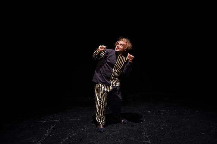 نمایشی که مخاطب را به دنیای خیال‌پردازی و طغیان تنهایی می‌کشاند!