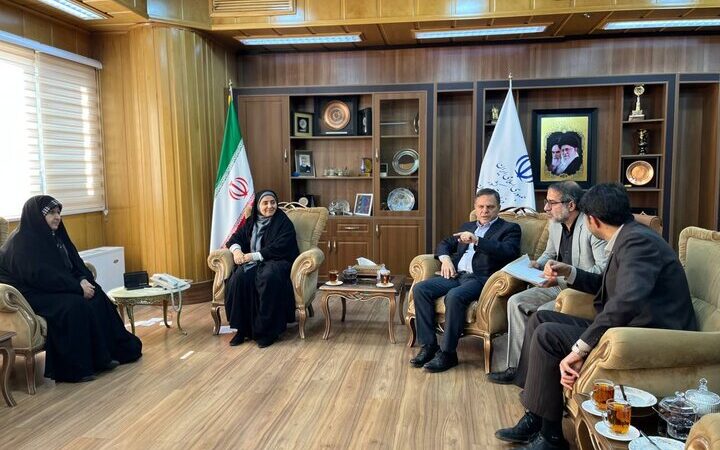 وزیر راه و شهرسازی از خانواده سه شهید زنجانی تجلیل کرد