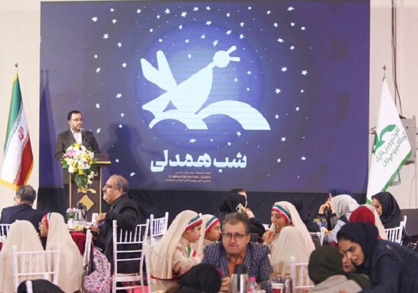 شب همدلی؛ گردهمایی پرشور نویسندگان و شاعران کودک و نوجوان در آذر ۱۴۰۴