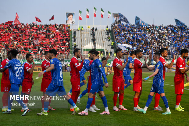 تماشاگران پرشور دربی ۱۰۶ ورزشگاه امام اراک را به لرزه درآوردند!