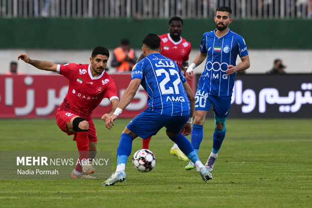 هجوم هواداران استقلال و پرسپولیس به اطراف ورزشگاه امام خمینی اراک؛ شور و هیجان بی‌سابقه!