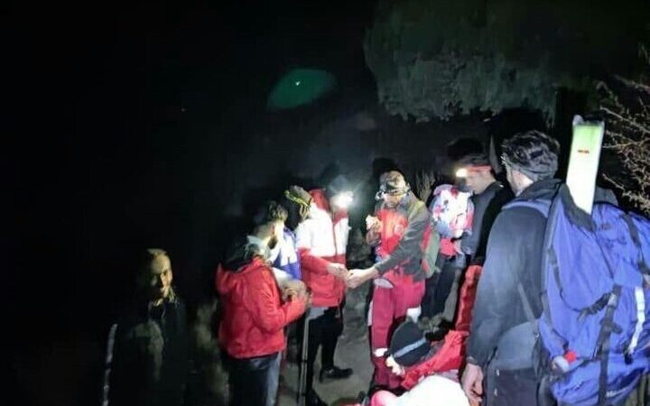 امدادگران البرز در تعقیب نفس‌گیر ۱۲ گرفتار در عمق کوه هزاربند کرج