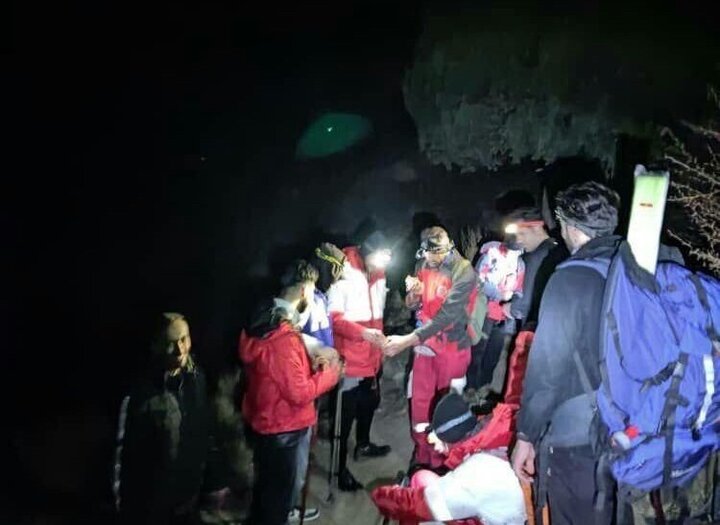 امدادگران البرز در تعقیب نفس‌گیر ۱۲ گرفتار در عمق کوه هزاربند کرج