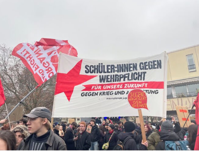 خروش دانش‌آموزان آلمانی در اعتراض به بازگشت خدمت سربازی اجباری؛ مدرسه‌ها تعطیل شد!