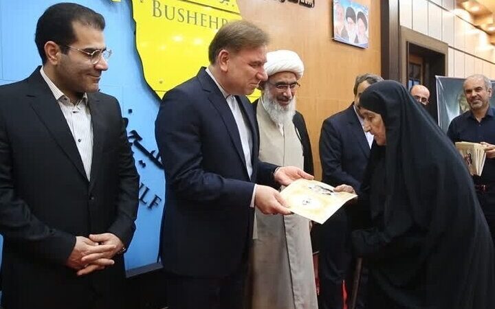 مراسم باشکوه تکریم ۱۰۰ مادر شهید در بوشهر؛ لحظاتی پر از احساس و تجلیل از ایثارگری‌ها
