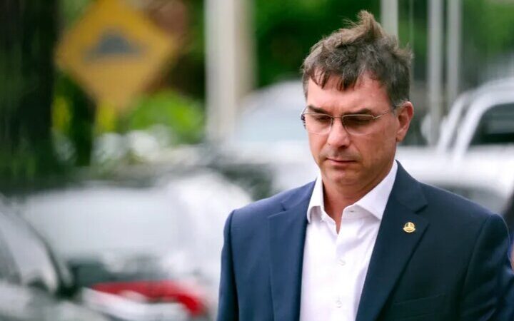 رقیب جدی داسیلوا در انتخابات ۲۰۲۶ برزیل با حمایت پدر زندانی‌اش معرفی شد!