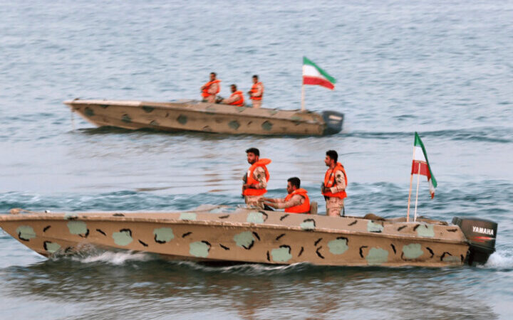 نجات معجزه‌آسای ۶ گردشگر گرفتار در طوفان سهمگین دریایی هرمز توسط مرزبانان شجاع بندرعباس