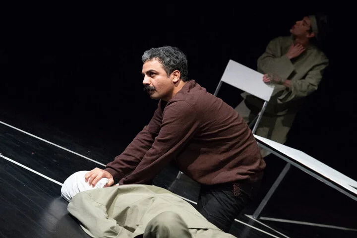 ماجرای عجیب گران شدن قبر یک عموی دیوانه در نمایش تئاتر؛ بازیگر برای نقش خود را وقف کرد!