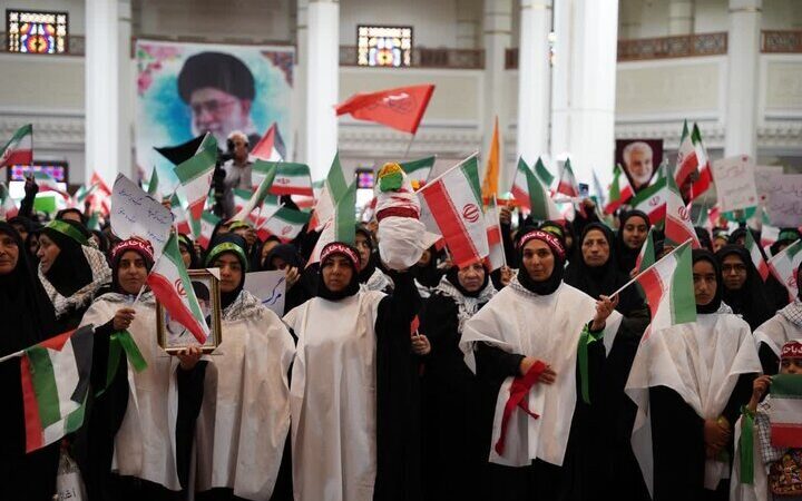 اجتماع بزرگ بانوان مدافع حریم عفاف، حجاب و خانواده در حرم شاهچراغ(ع)