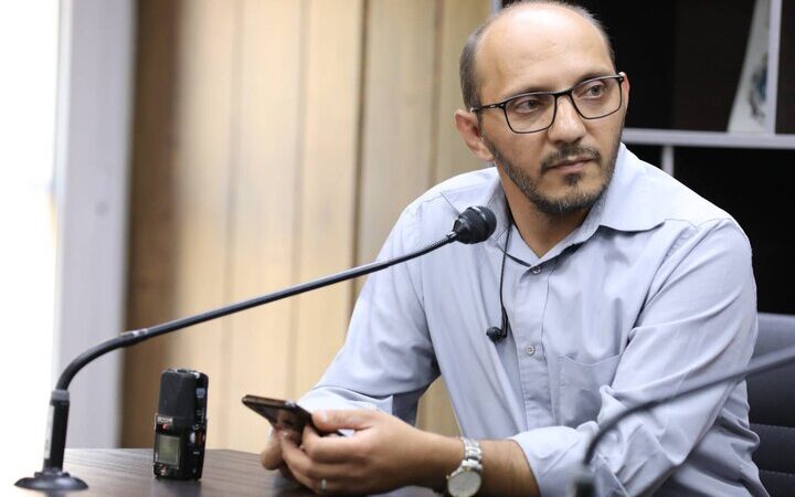 شعر جوان درجا می‌زند و شعرها شبیه هم شده است