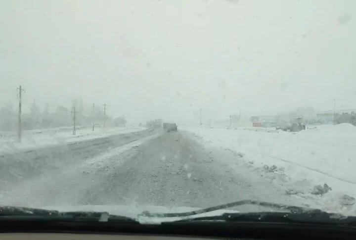وضعیت تردد در جاده قدیم بستان‌آباد به تبریز درپی بارش برف - وب‌گردی