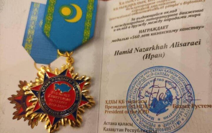 نشان طلای «۵۶۰ سالگی خان‌نشین قزاق» به نویسنده ایرانی اهدا شد