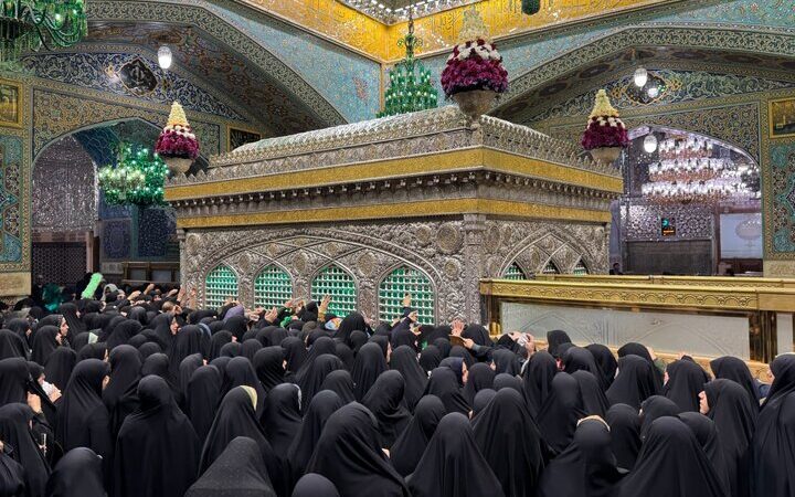 مراسم غبارروبی ضریح مطهر امام رضا (ع) با حضور بانوان برگزار شد