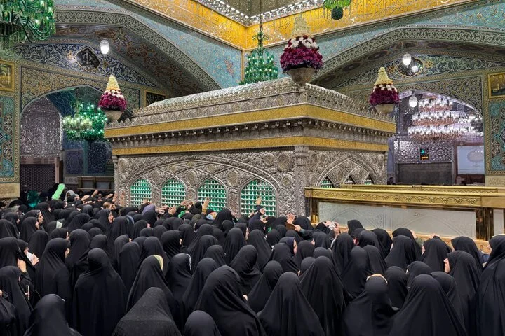 مراسم غبارروبی ضریح مطهر امام رضا (ع) با حضور بانوان برگزار شد