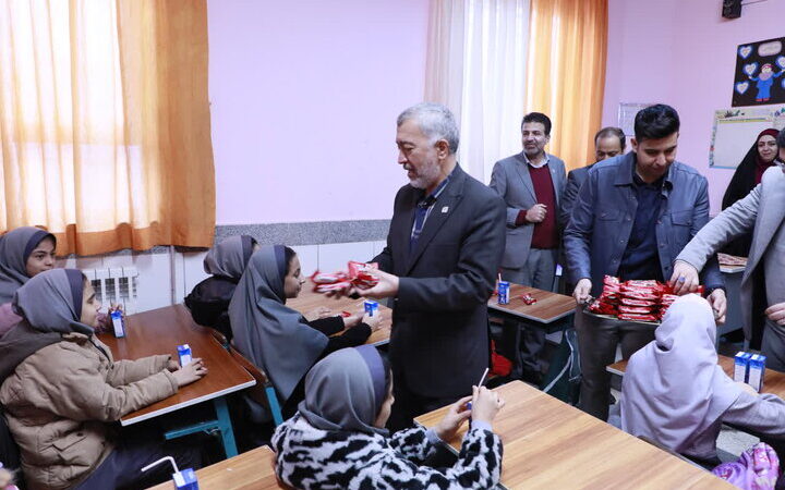 اسدی:۴۰نوبت شیر برای بیش از ۸۰۰هزار دانش‌آموز خراسان رضوی توزیع می شود