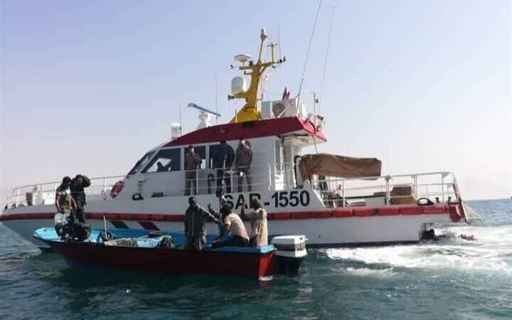 نجات جان ۱۱ گردشگر دریایی توسط شناور «ناجی ۱۶» در آب‌های جزیره کیش