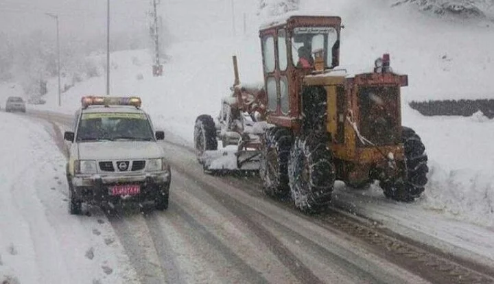 برف‌روبی در گردنه‌های مواصلاتی شهرستان سنقروکلیایی