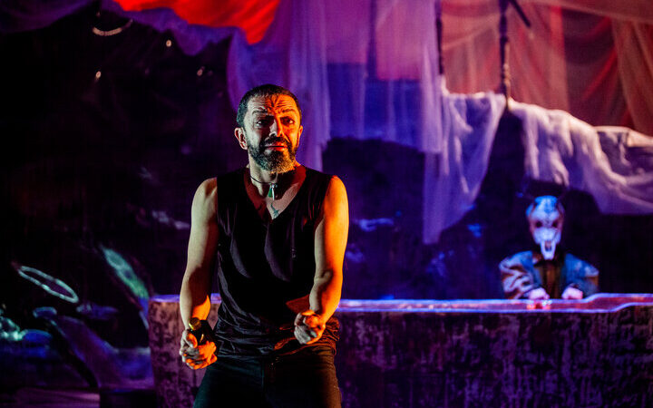 شاخ بی‌سر؛ وقتی تئاتر مرزهای سرگرمی را درمی‌نوردد و داستان زندگی را به تصویر می‌کشد