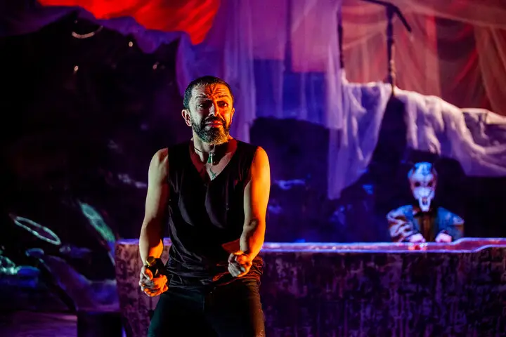 شاخ بی‌سر؛ وقتی تئاتر مرزهای سرگرمی را درمی‌نوردد و داستان زندگی را به تصویر می‌کشد