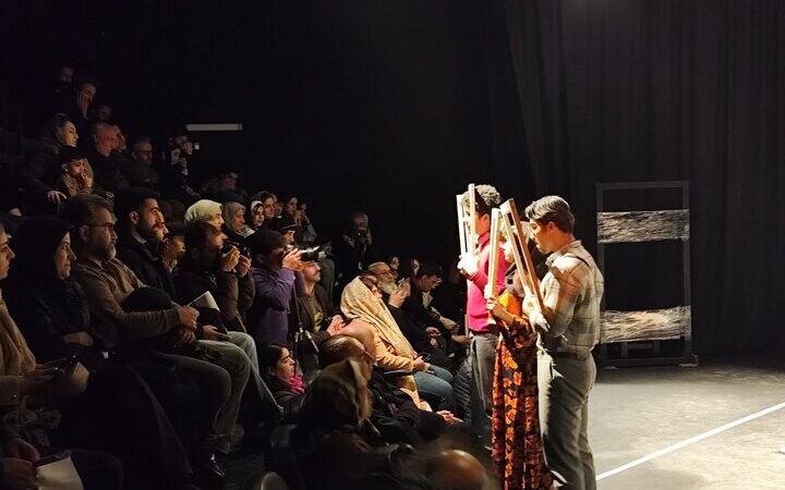 اجرای شگفت‌انگیز هنرمندان کرمانشاه و دهوک در جشنواره تئاتر کردی سقز؛ تئاتری که همه را مسحور کرد!