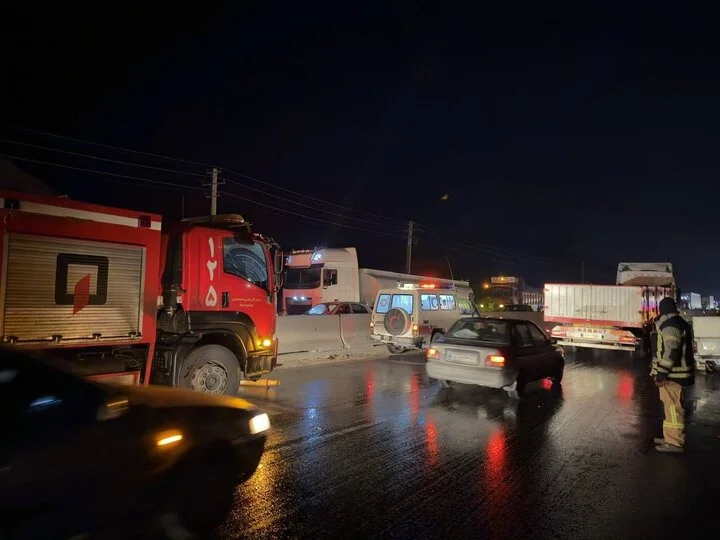 تصادف زنجیره‌ای ۷ خودرو در محور گرمسار- ایوانکی؛ حادثه فوتی نداشت