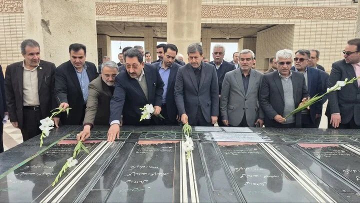 سیدمحمد اتابک با ادای احترام ویژه به شهدای گمنام وارد کاشان شد