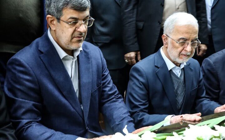 وزیر کشور در یزد فاتحه‌خوانی ویژه برای سومین شهید محراب؛ لحظه‌ای معنوی که همه را تحت تأثیر قرار داد