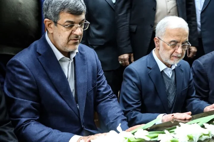 وزیر کشور در یزد فاتحه‌خوانی ویژه برای سومین شهید محراب؛ لحظه‌ای معنوی که همه را تحت تأثیر قرار داد