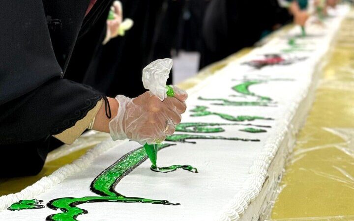 تصاویر دیدنی از تهیه کیک ۷۰ متری ویژه میلاد حضرت زهرا(س) در حرم رضوی که همه را شگفت‌زده کرد!