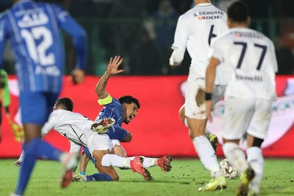 استقلال: VAR هم نتوانست ۲ پنالتی ما را مقابل ملوان ثبت کند؛ تصمیم داور جنجالی شد!