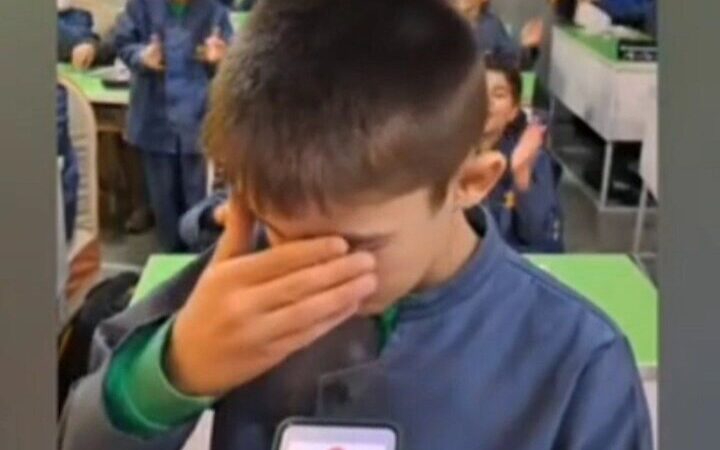 وقتی کلاس درس پر از عطر مهربانی مادران شد؛ تماس‌های گرم دانش‌آموزان در روزهای سخت