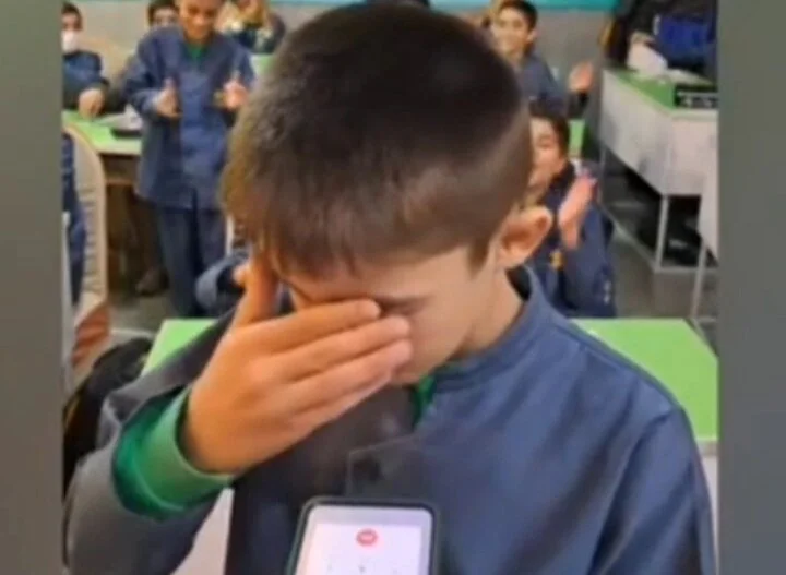 وقتی کلاس درس پر از عطر مهربانی مادران شد؛ تماس‌های گرم دانش‌آموزان در روزهای سخت