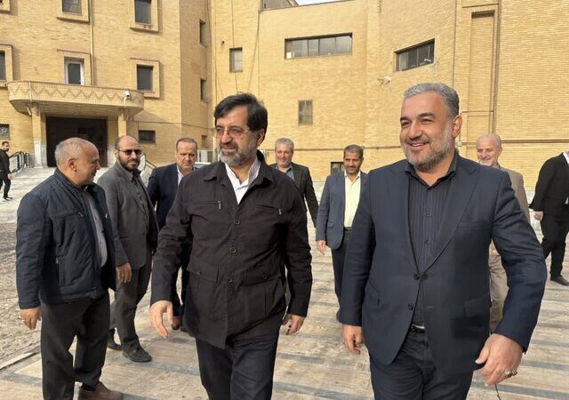 افتتاح برق خورشیدی ۱۰۰ کیلوواتی در قلب فرمانداری قم؛ گامی بزرگ به سمت انرژی پاک