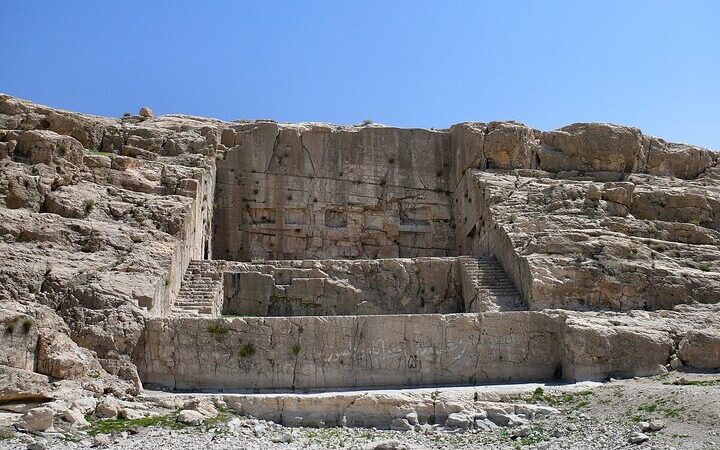 پیگرد قضایی دو خاطی خط‌خطی‌کننده «ایوان قدمگاه»؛ میراث هخامنشی در خطر!