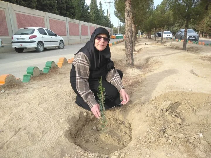 پویش نهال‌کاری روز مادر در سمنان؛ وقتی درختان، یادبود مادران شهید می‌شوند!