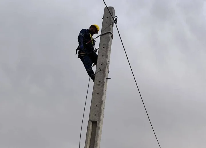 تلاش نفس‌گیر ۱۰ تیم عملیاتی برای بازگرداندن برق بویراحمد پس از سوختن ۳ ترانسفورماتور در باران‌های سهمگین