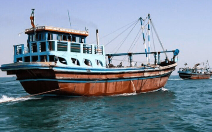 توقیف لنج حامل ۵۵ هزار لیتر سوخت قاچاق در آب‌های کیش؛ قاچاقچیان در کمین شناورهای خارجی!