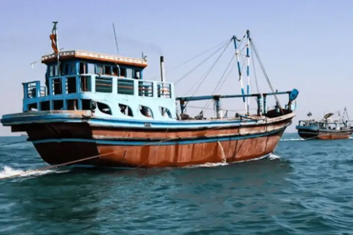توقیف لنج حامل ۵۵ هزار لیتر سوخت قاچاق در آب‌های کیش؛ قاچاقچیان در کمین شناورهای خارجی!