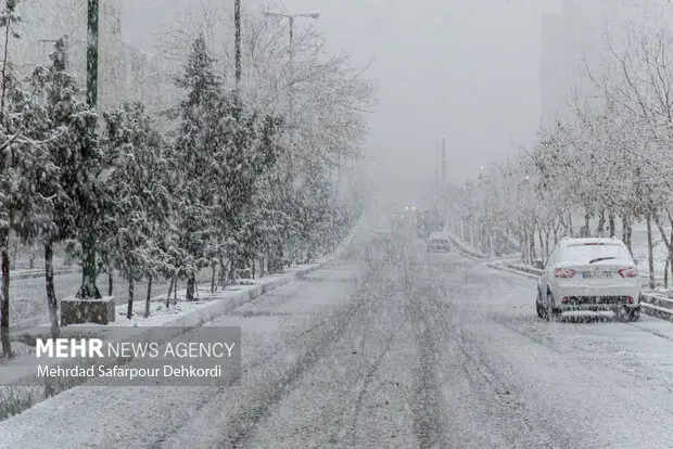 بارش برف و باران در مسیرهای حیاتی چهارمحال و بختیاری؛ هشدار لغزندگی جاده‌ها