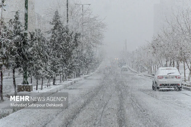 آسمان مازندران درگیر ابر و باران؛ هشدار به رانندگان محورهای کوهستانی برفی!